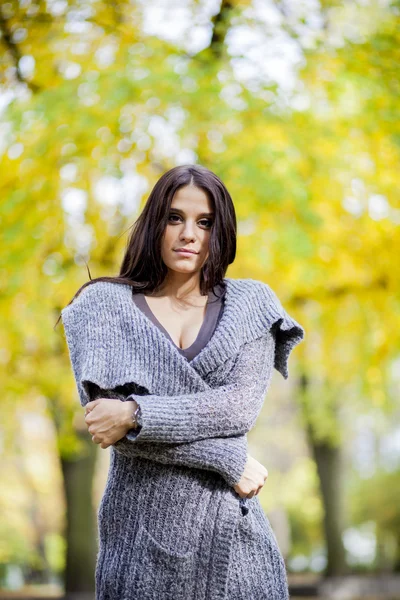 Jonge vrouw in het najaar forest — Stockfoto