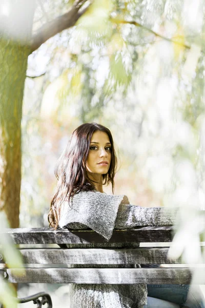 Mädchen auf der Bank — Stockfoto