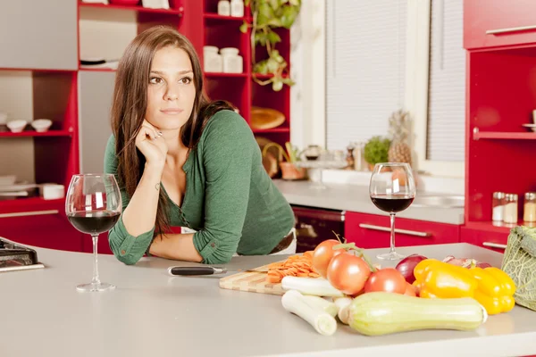 Jonge vrouw in de keuken — Stockfoto