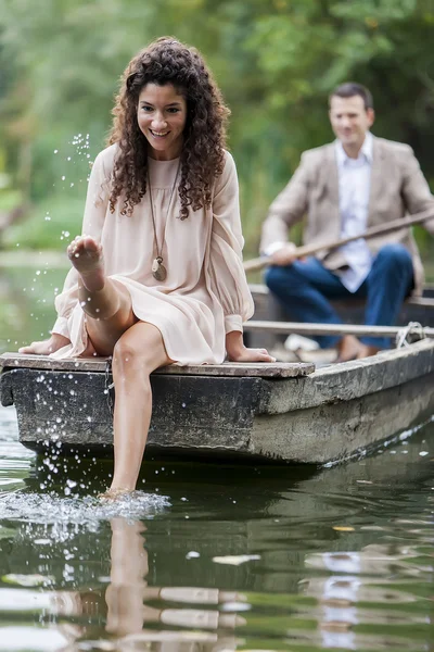 Couple dans le bateau — Photo