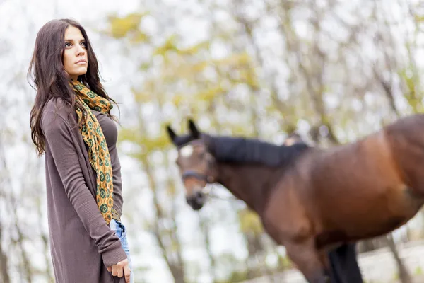 Chica joven con un caballo — Foto de Stock