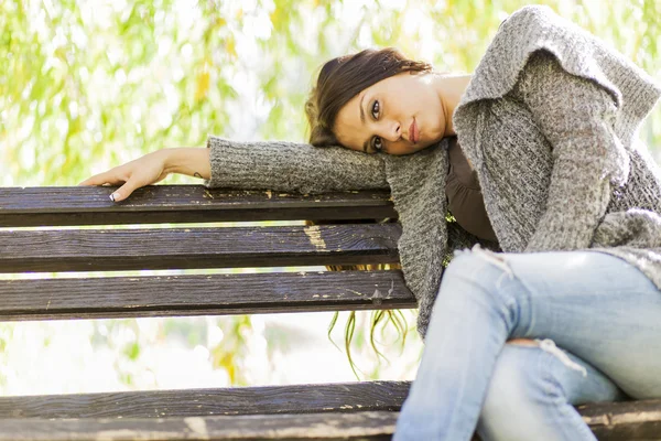 Junges Mädchen auf der Bank — Stockfoto