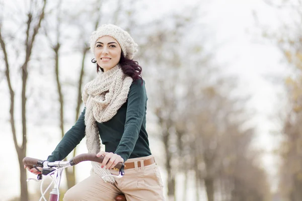 Młoda kobieta na rowerze — Zdjęcie stockowe
