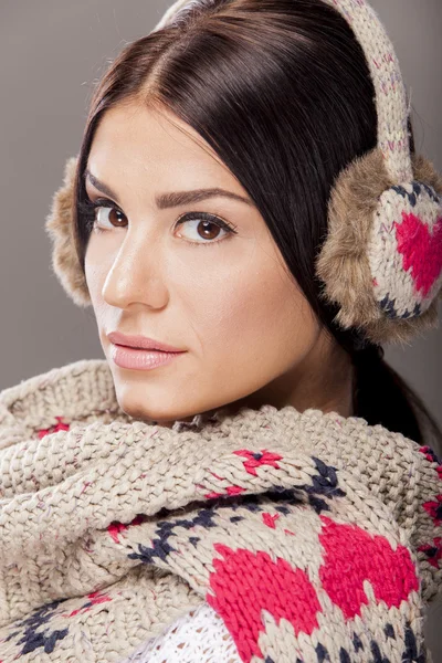 Junge Frau mit Winterkleidung — Stockfoto