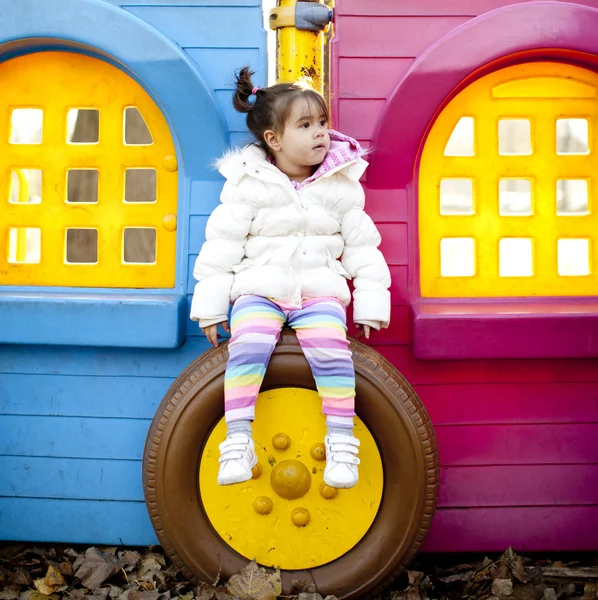 Маленькая девочка на детской площадке — стоковое фото