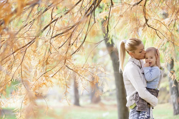 Mãe e menino na floresta de outono — Fotografia de Stock