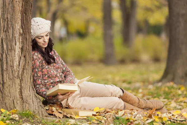 Mladá žena s knihou v lese — Stock fotografie