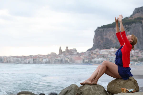 Ragazza sulla spiaggia — Foto Stock