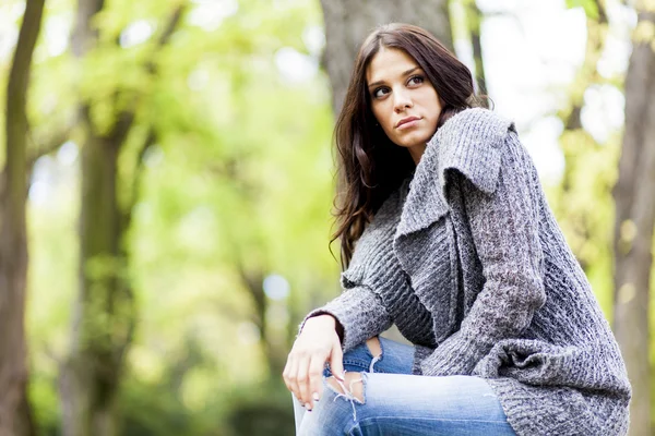 Jonge vrouw in het park — Stockfoto