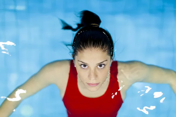 Jonge vrouw ontspannen in het zwembad — Stockfoto