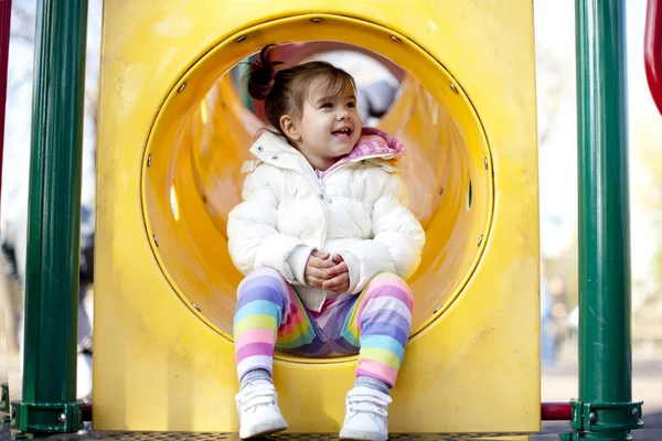 Çocuk parkındaki küçük kız — Stok fotoğraf