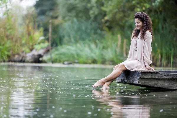Chica en el lago — Foto de Stock