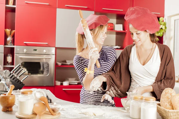 Kızlar mutfaktameisjes in de keuken — Stok fotoğraf