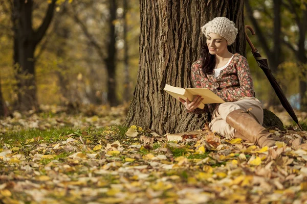 Fiatal nő, egy könyvet, az erdő — Stock Fotó