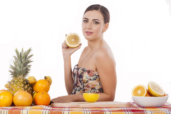 Mujer joven con frutas tropicales — Foto de Stock