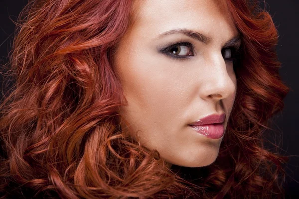 Belle femme aux cheveux rouges — Photo