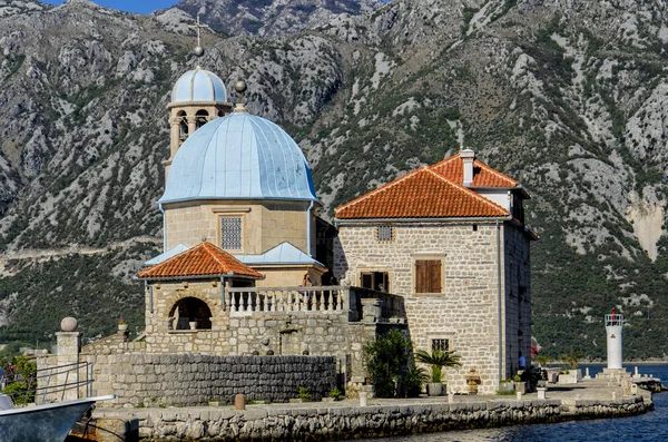Onze Lieve Vrouwe van de rotsen kerk in perast, montenegro — Stockfoto