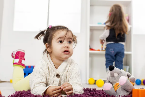 Mädchen spielen im Zimmer — Stockfoto