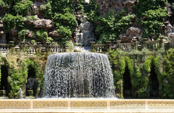 Ovaler Brunnen in Villa d 'este in Tivoli, Italien — Stockfoto