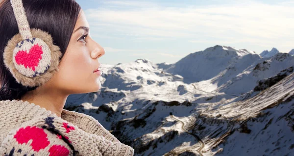산에 젊은 여자 — 스톡 사진