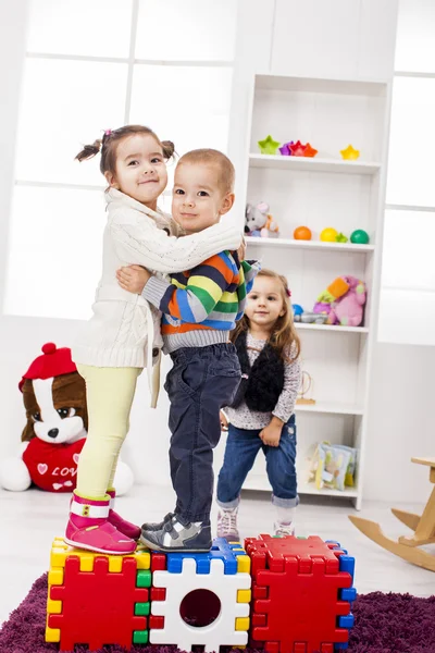 Crianças brincando no quarto — Fotografia de Stock