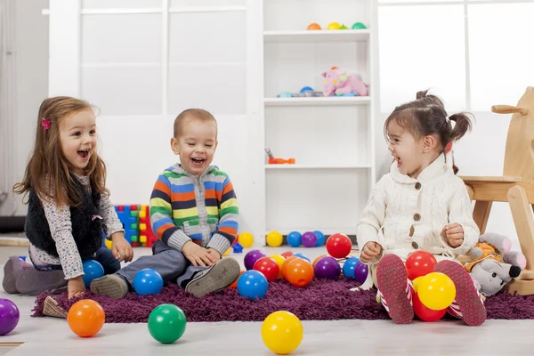 Crianças brincando no quarto — Fotografia de Stock