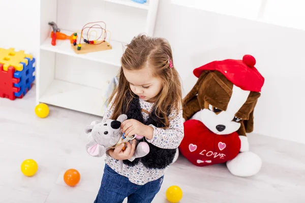 小さな女の子が部屋で遊んで — ストック写真