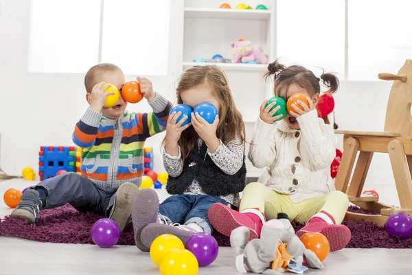 Crianças brincando no quarto — Fotografia de Stock
