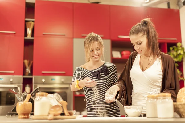 Jovens mulheres na cozinha — Fotografia de Stock