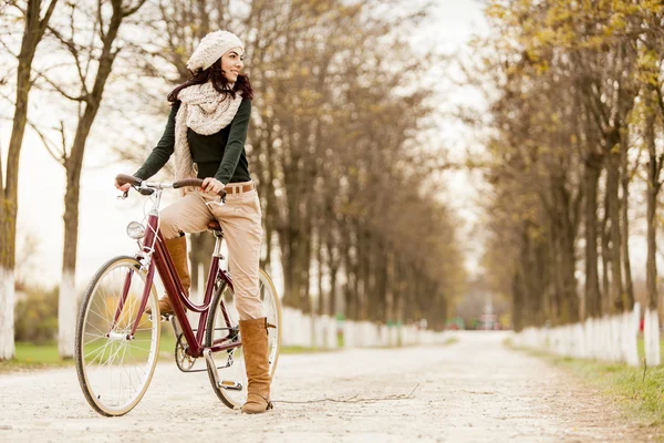 Ung kvinna på cykel — Stockfoto