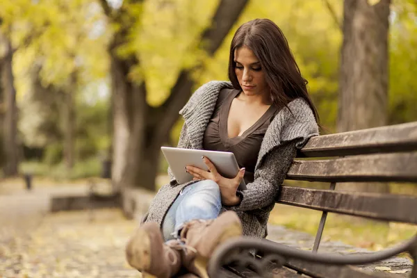 tablet tezgah üzerinde olan kadın