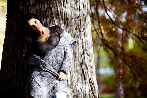 Jeune femme dans la forêt d'automne — Photo