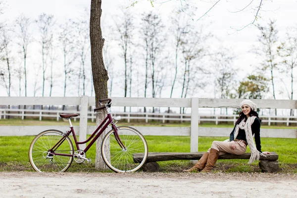 Chica con bicicleta — Foto de Stock