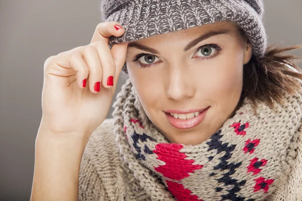 Młoda kobieta w zimowych ubraniach — Zdjęcie stockowe