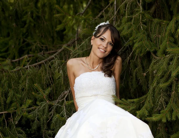 Bride in the park — Stock Photo, Image