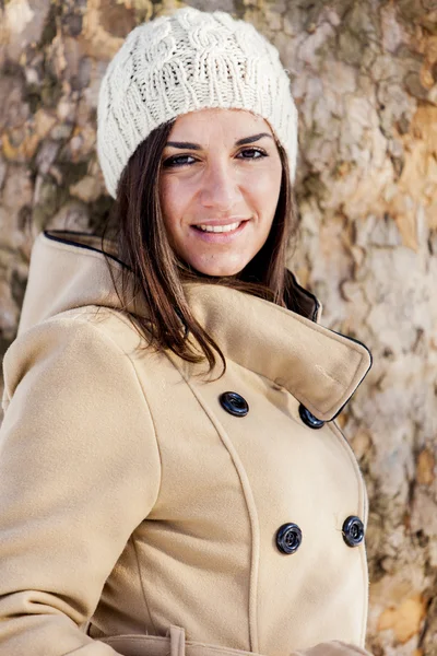 Giovane donna in inverno — Foto Stock