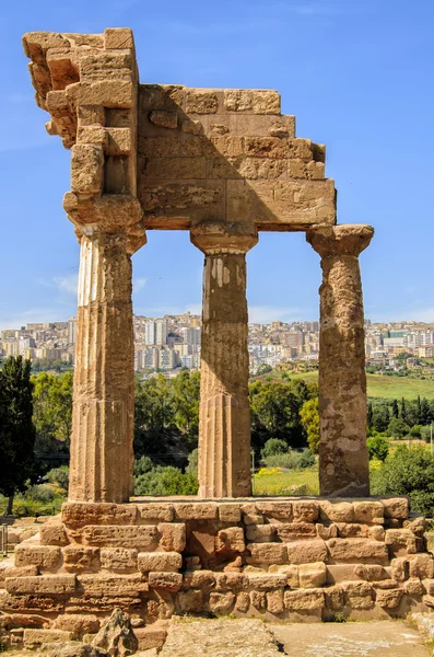 Doric temple of Castor and Pollux in Agrigento, Italy — Stock Photo, Image