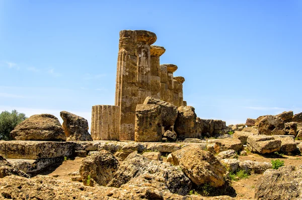 Columnas dorianas del Templo de Heracles en Agrigento, Sicilia, Italia —  Fotos de Stock