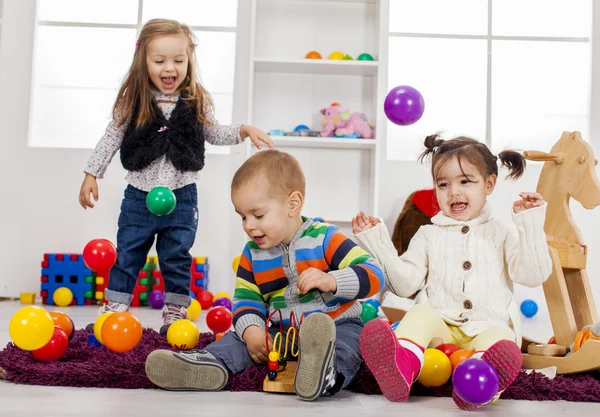 Crianças brincando no quarto — Fotografia de Stock