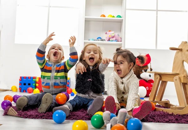 Crianças brincando no quarto — Fotografia de Stock