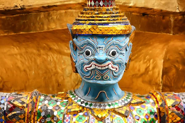 Escultura garuda dourada no Palácio Real, Bangkok, Tailândia — Fotografia de Stock