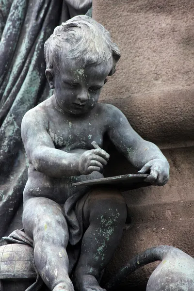 Engelskulptur aus Barcelona, Spanien — Stockfoto