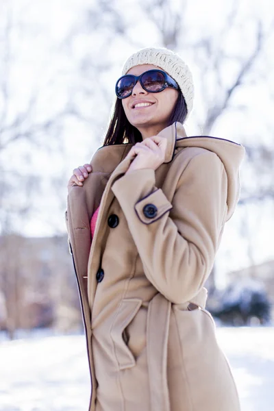 Jovem mulher no inverno — Fotografia de Stock