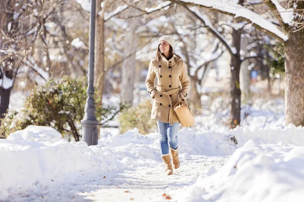 Jovem mulher no inverno — Fotografia de Stock