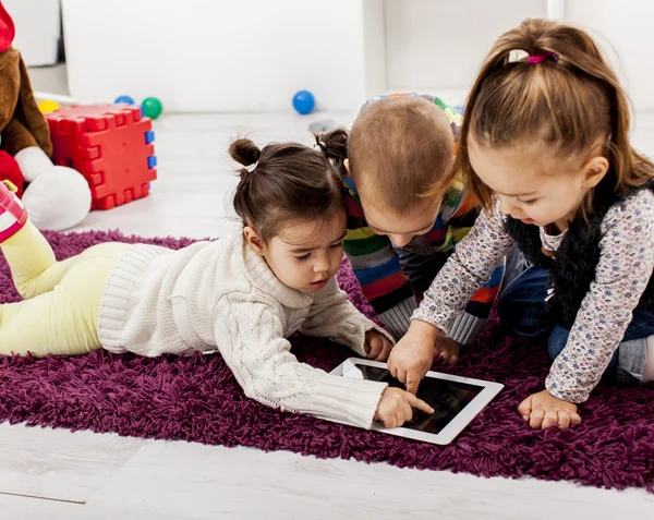 Niños con tableta —  Fotos de Stock