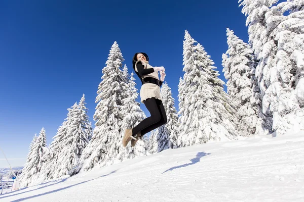 Ung kvinna på berget på vintern — Stockfoto