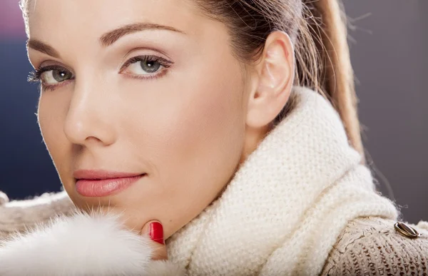 Jeune femme en vêtements d'hiver — Photo