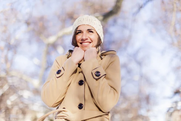 Jovem mulher no inverno — Fotografia de Stock