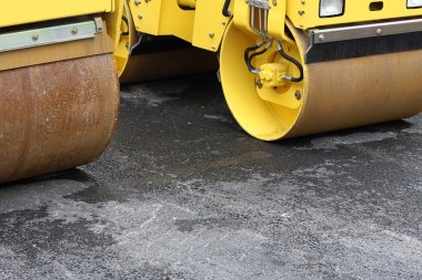 sokakta sarı yol silindirleri