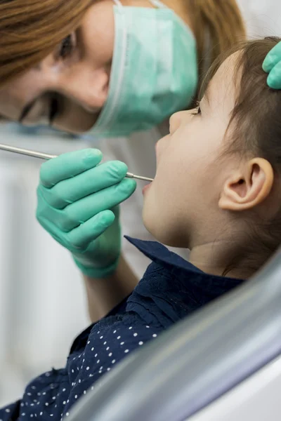 Little girl at the dentist — Stock Photo, Image